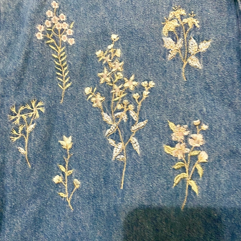 Vintage Casey&Max denim 3/4 sleeve button down with embroidered spring flowers - Picture 2 of 9